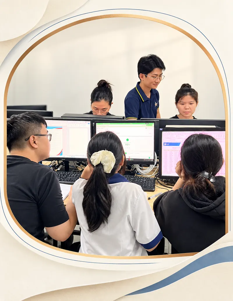 Ảnh ghép thiết kế từ ảnh lớp tin học thực tế do chủ website cung cấp.