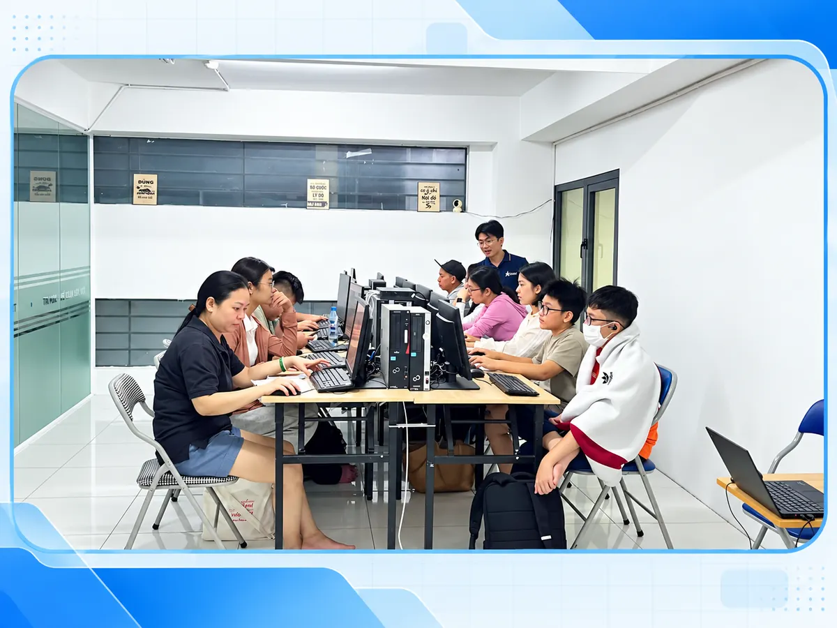 Ảnh minh họa thiết kế từ lớp tin học thực tế do chủ website cung cấp, dùng cho nội dung Tìm gia sư tin học: chuẩn bị một câu hỏi cụ thể trước buổi trao đổi.